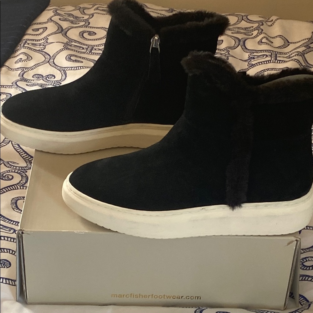 Marc Fisher black suede sneaker New. 7.5